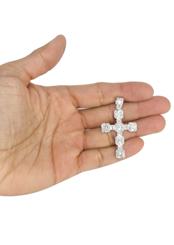 14K-White-Gold-Diamond-Cross-Necklace-5-11.webp