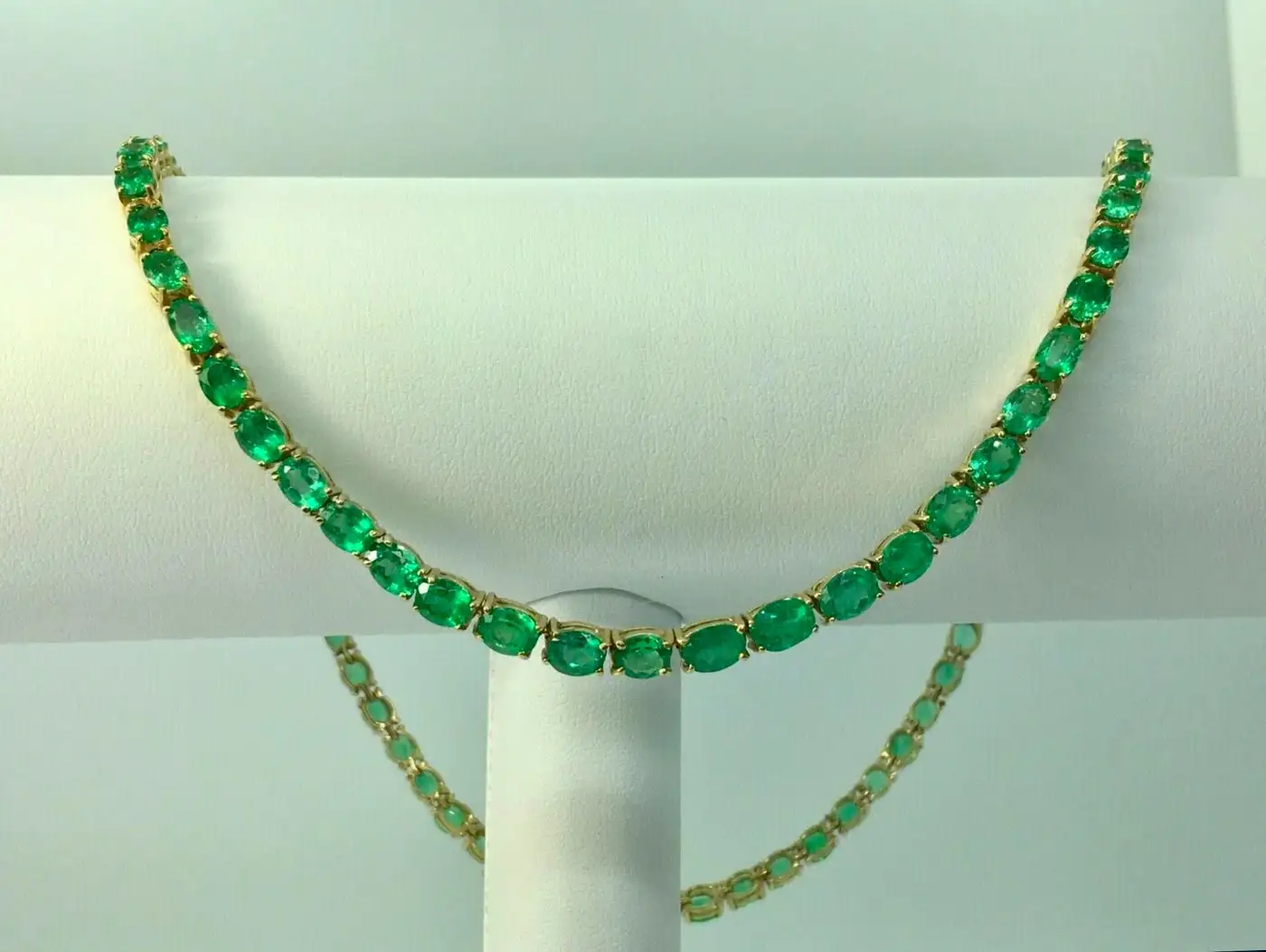 25-Carat-Natural-Oval-Colombian-Emerald-Necklace-18-Karat-Yellow-Gold-7.webp