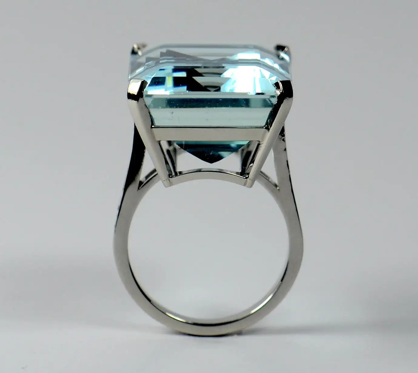32.70-Carat-Aquamarine-and-Diamond-Cocktail-Ring-10.webp
