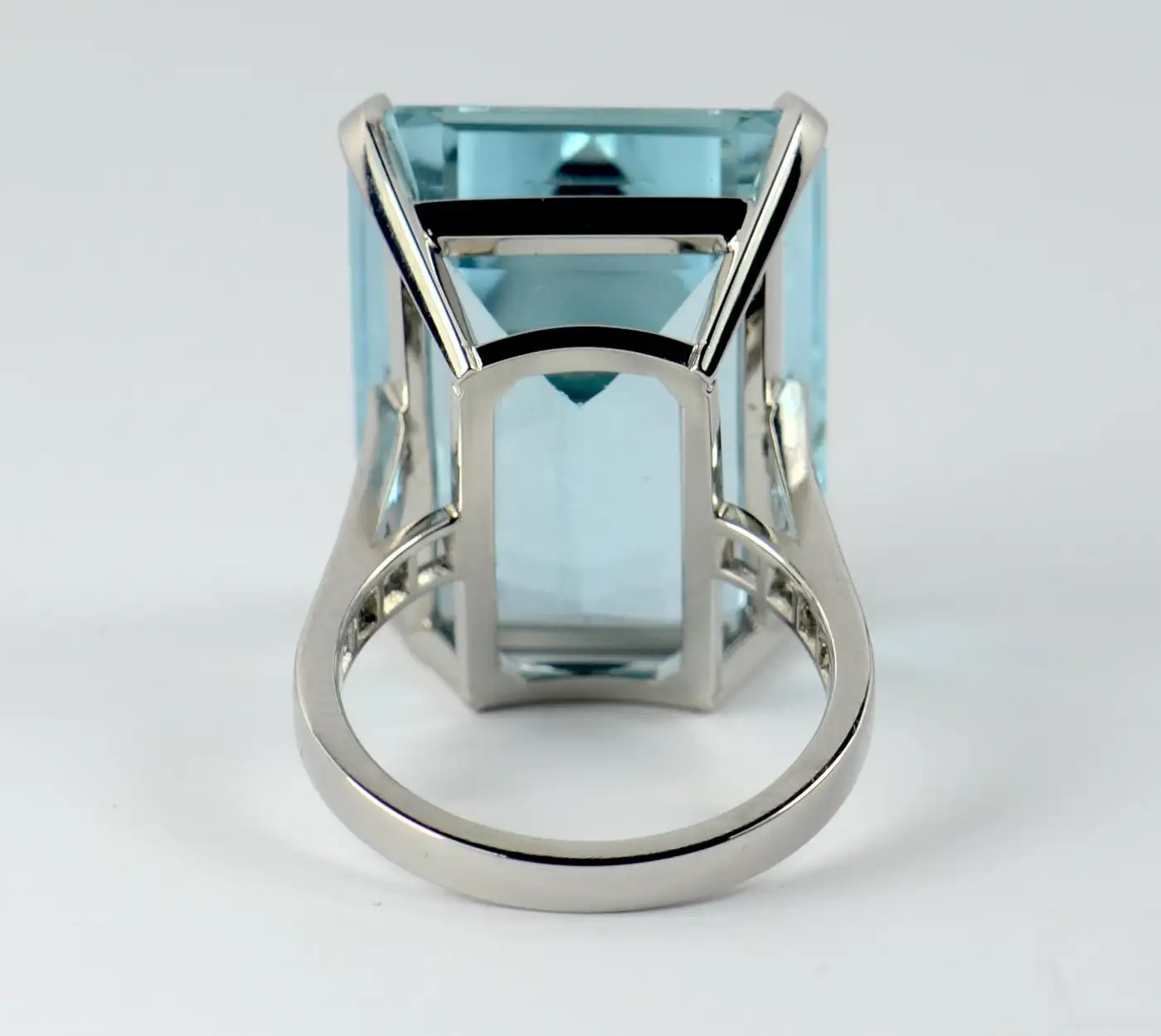 32.70-Carat-Aquamarine-and-Diamond-Cocktail-Ring-7.webp