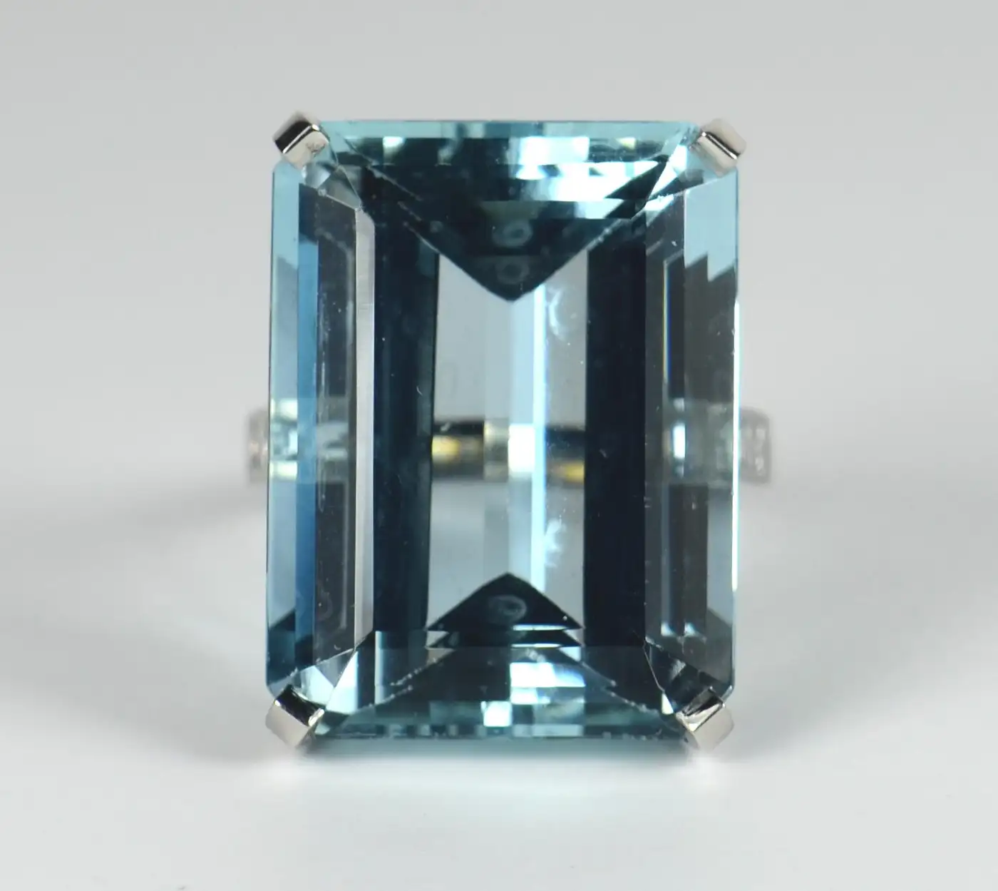 32.70-Carat-Aquamarine-and-Diamond-Cocktail-Ring-9.webp