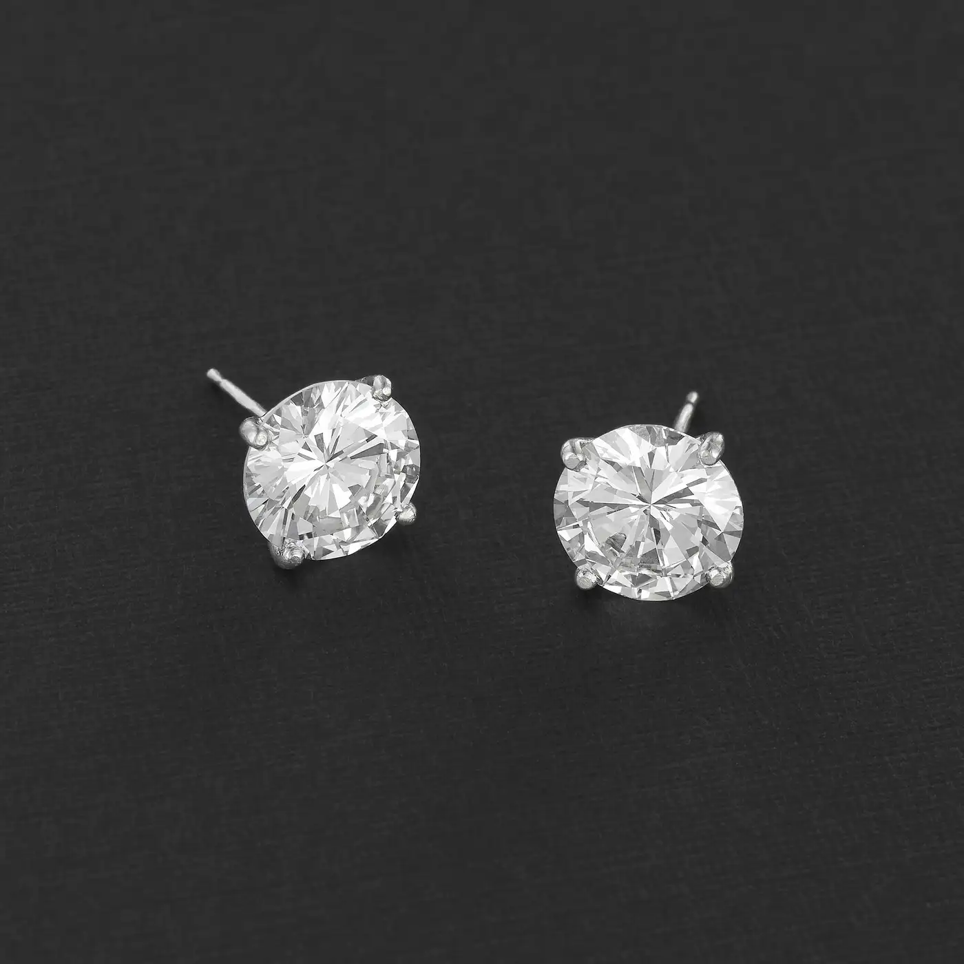 4.10-Carats-Diamond-Stud-Earrings-Round-Brilliant-in-White-Gold-GIA-Certified-3.webp