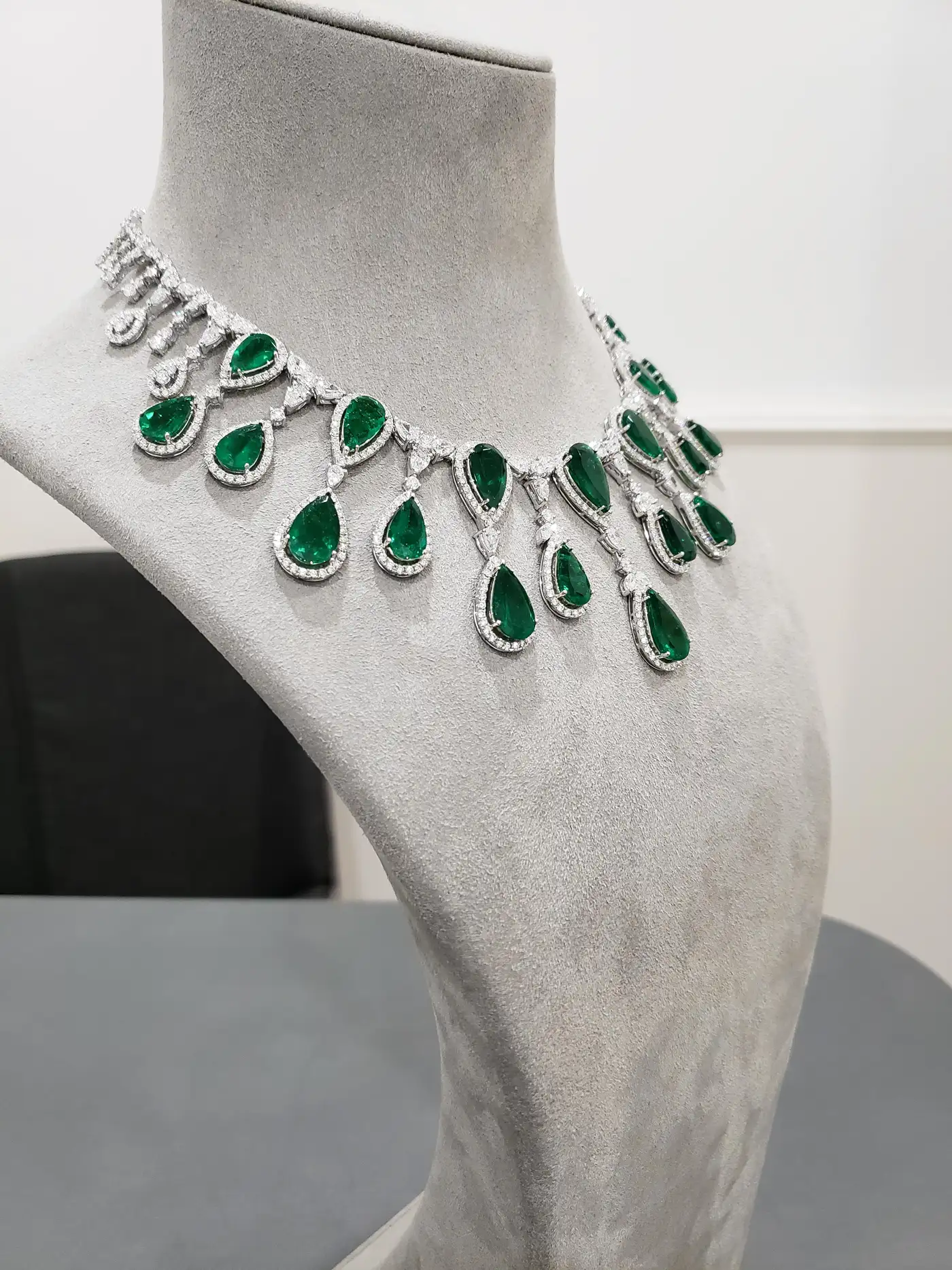 63.40-Carats-Total-Pear-Shape-Colombian-Green-Emerald-and-Diamond-Necklace-4.webp