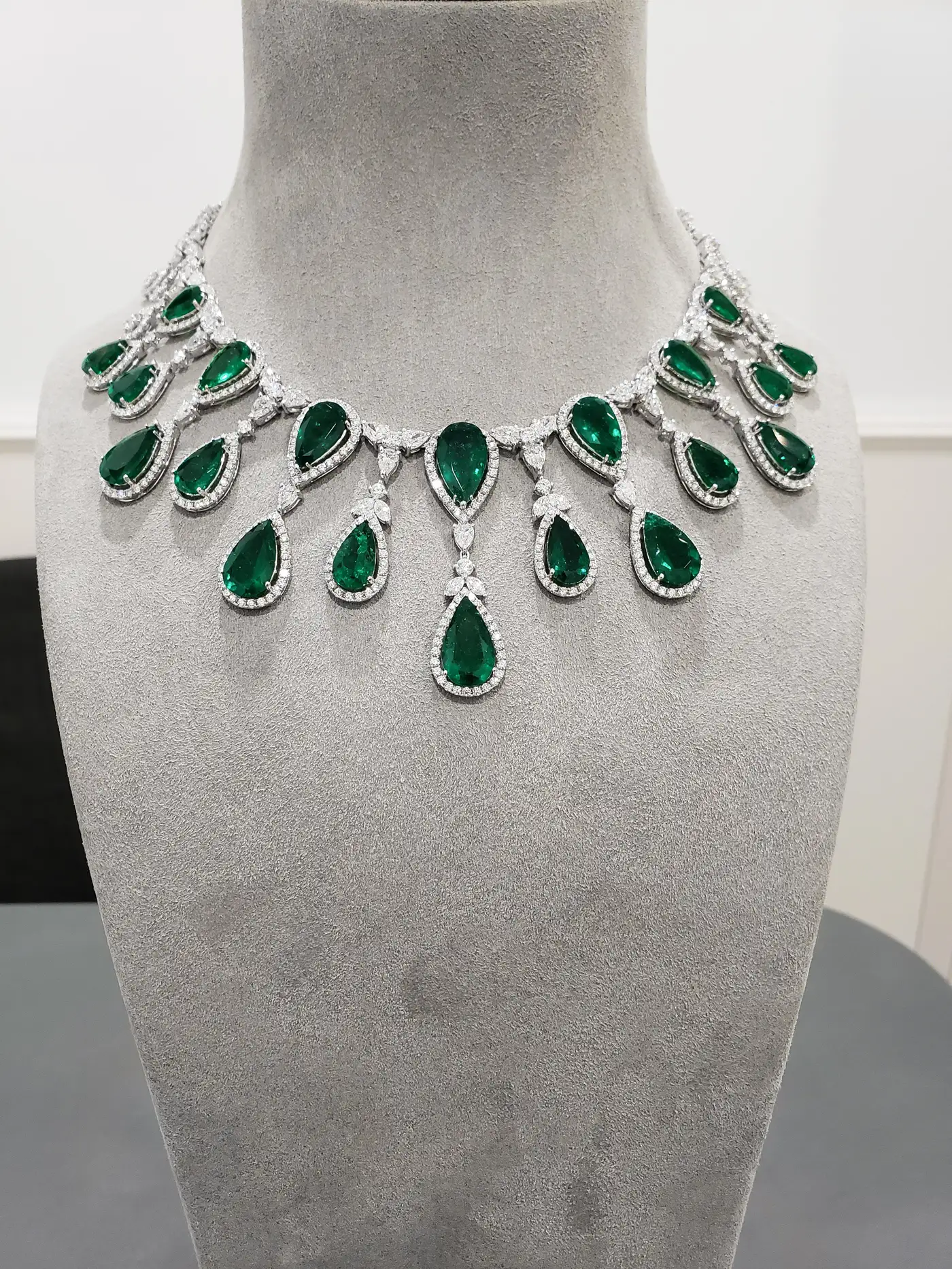 63.40-Carats-Total-Pear-Shape-Colombian-Green-Emerald-and-Diamond-Necklace-5.webp