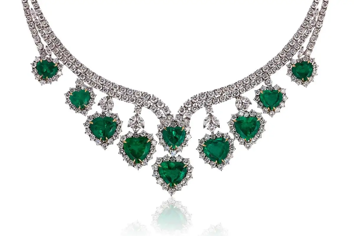 Andreoli-Heart-Shape-Colombian-Emerald-Diamond-Necklace-CDC-Certified-18Kt-Gold-7.webp