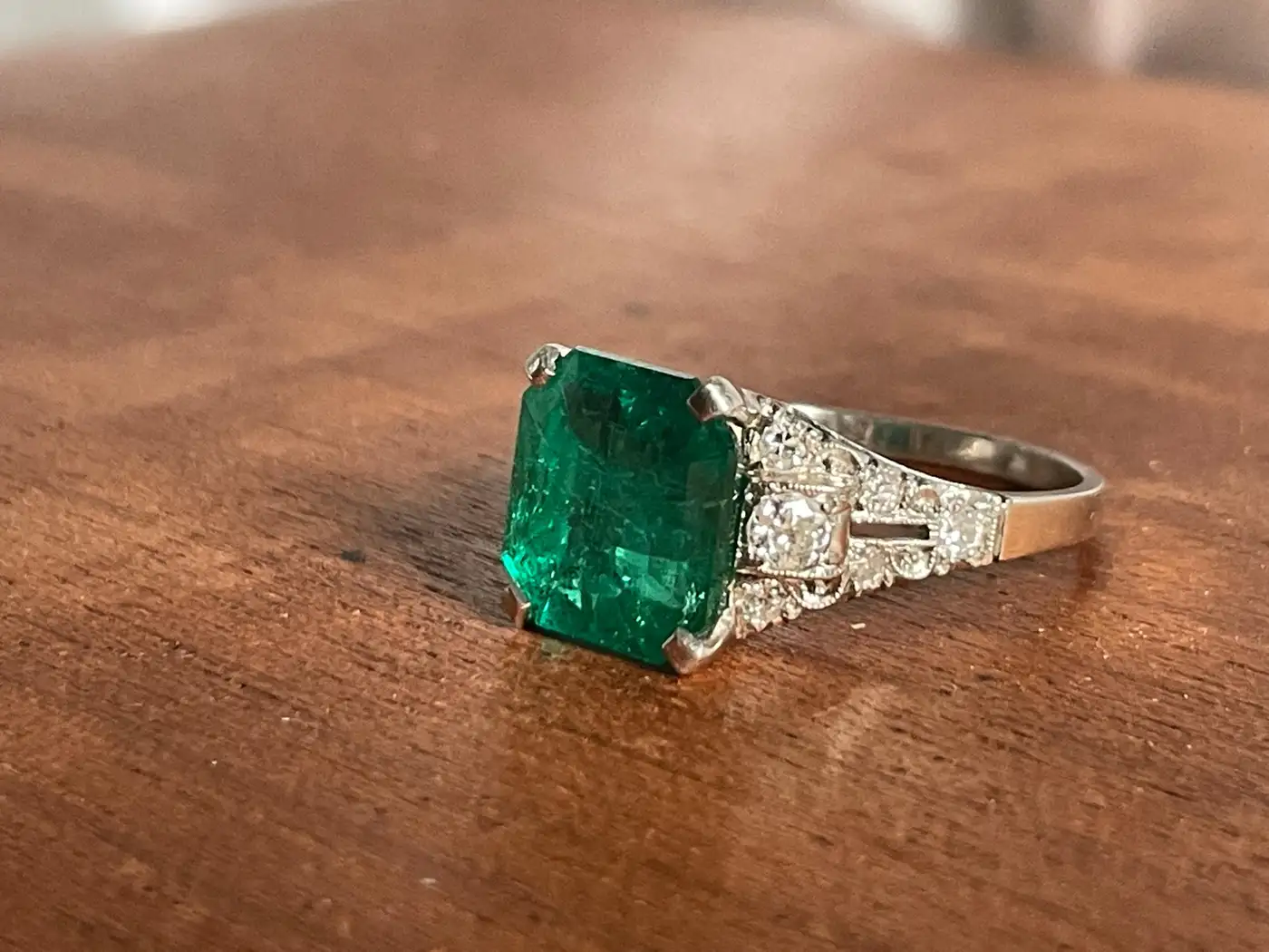 Art-Deco-4.03-Colombia-Minor-Oil-Emerald-Ring-4.webp