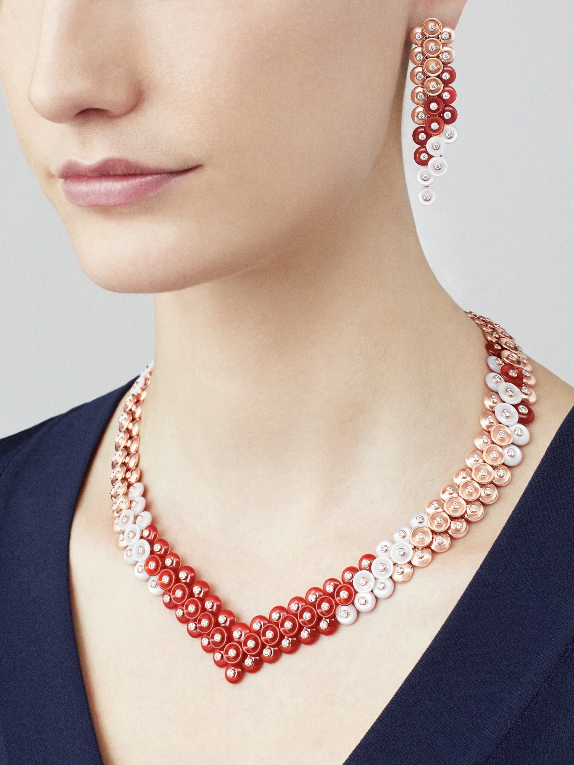 vcaro7gi00-jewelry-bouton-d-or-necklace-worn-alternative-rose-go