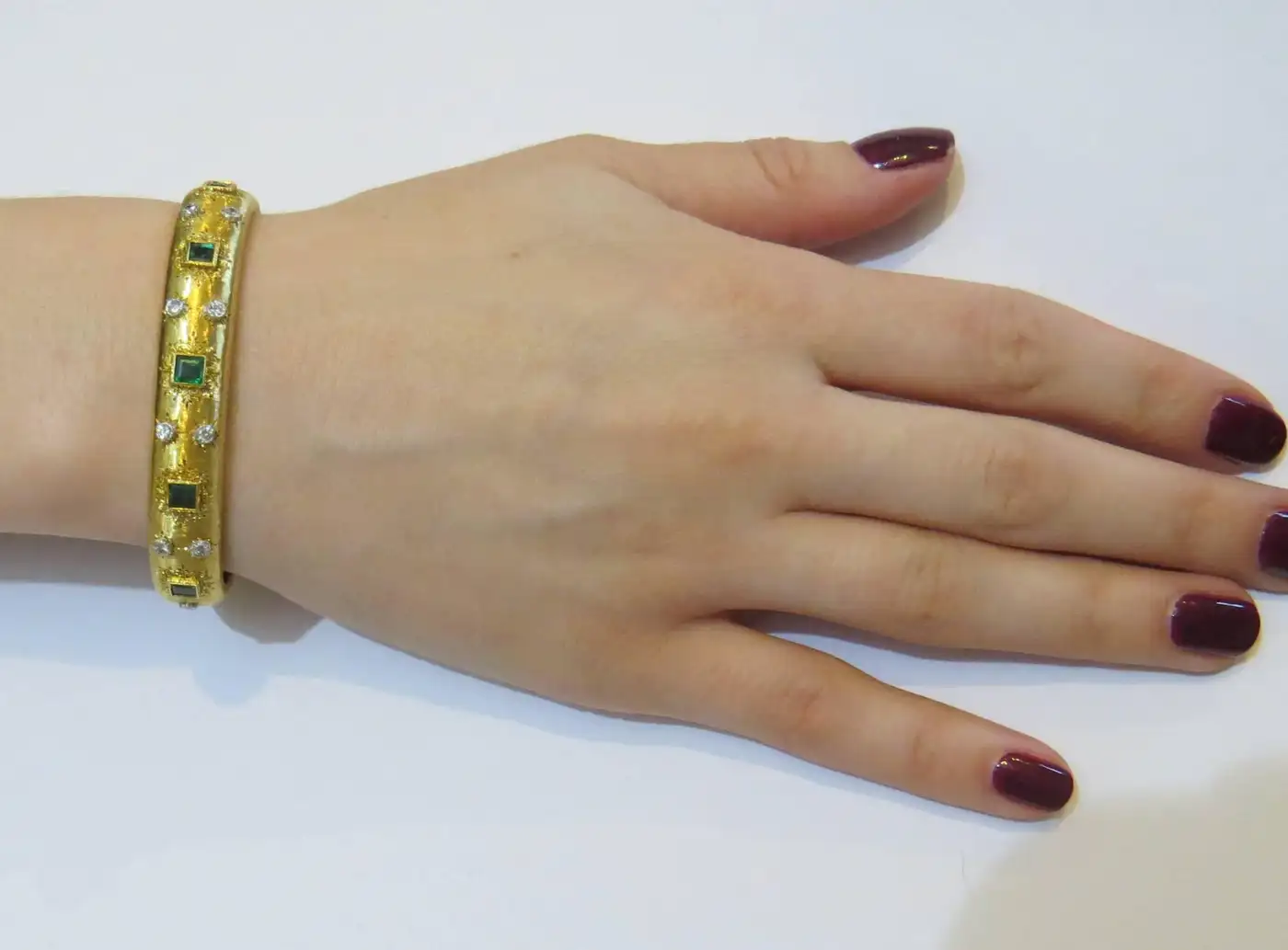Buccellati-Emerald-Diamond-Gold-Cuff-Bracelet-3.webp