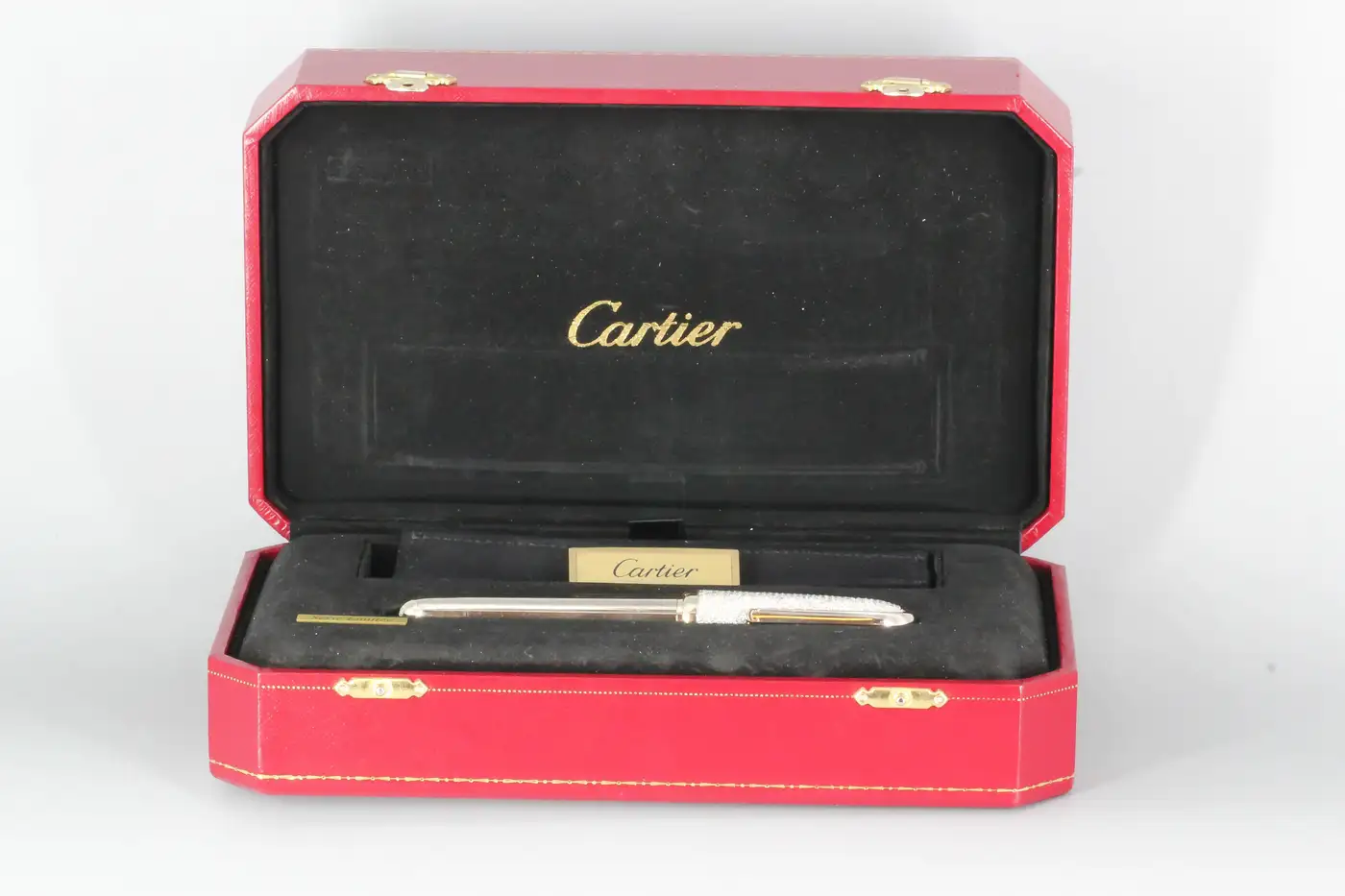 Cartier-Diamond-Gold-Limited-Edition-Fountain-Pen-6.webp