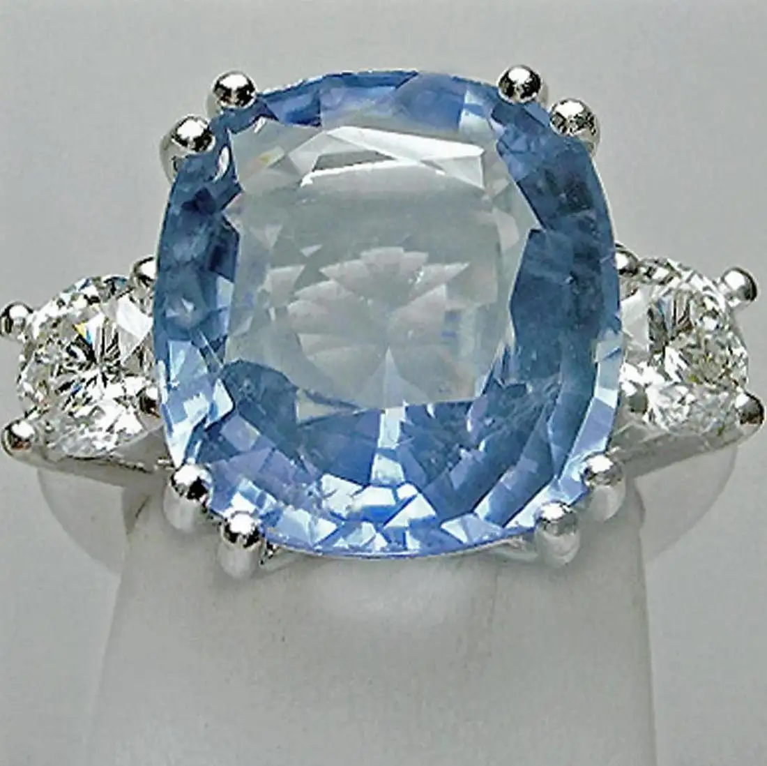Emeralds-Maravellous-13.10-Carat-Unheated-Ceylon-Blue-Sapphire-Diamond-Ring-5.webp
