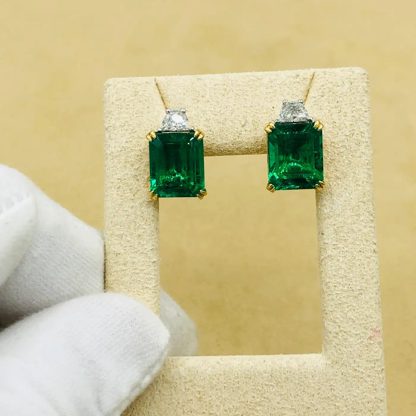 Emilio-Jewellery-Certified-9.65-Carat-Genuine-Emerald-Diamond-Platinum-Earrings-2.webp