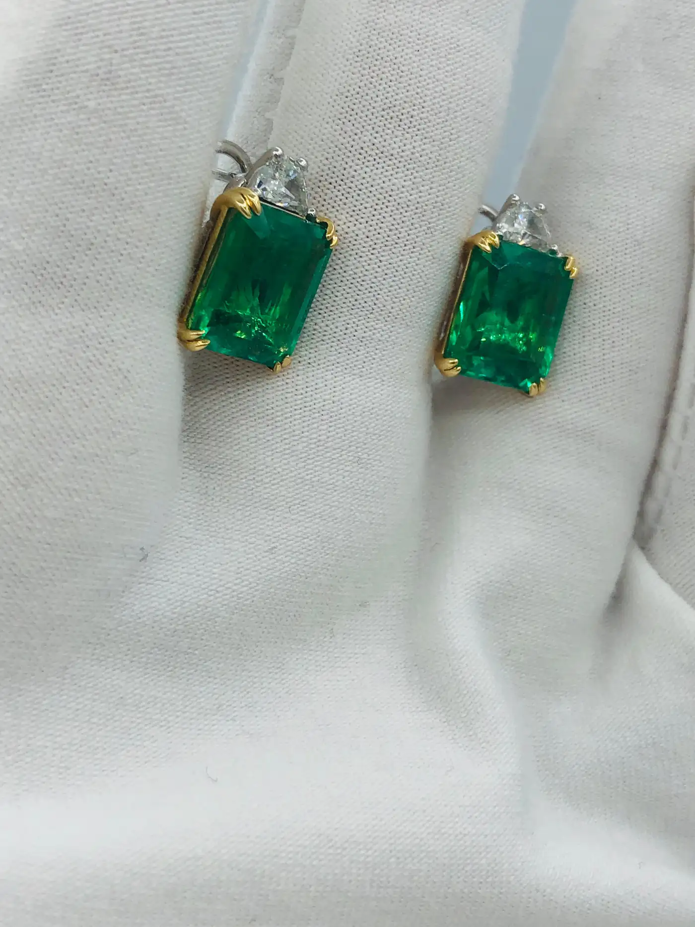 Emilio-Jewellery-Certified-9.65-Carat-Genuine-Emerald-Diamond-Platinum-Earrings-5.webp