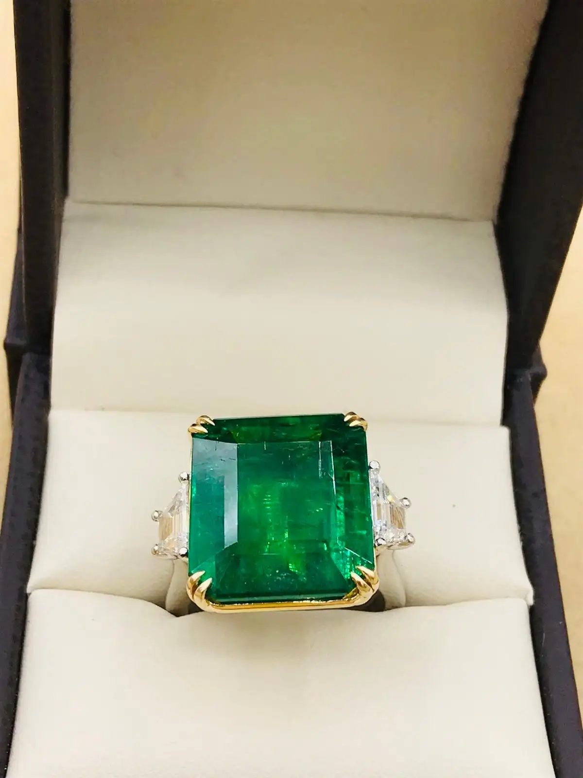 Emilio-Jewellery-Certified-Vivid-Green-17.08-Carat-Emerald-Diamond-Ring-10.webp