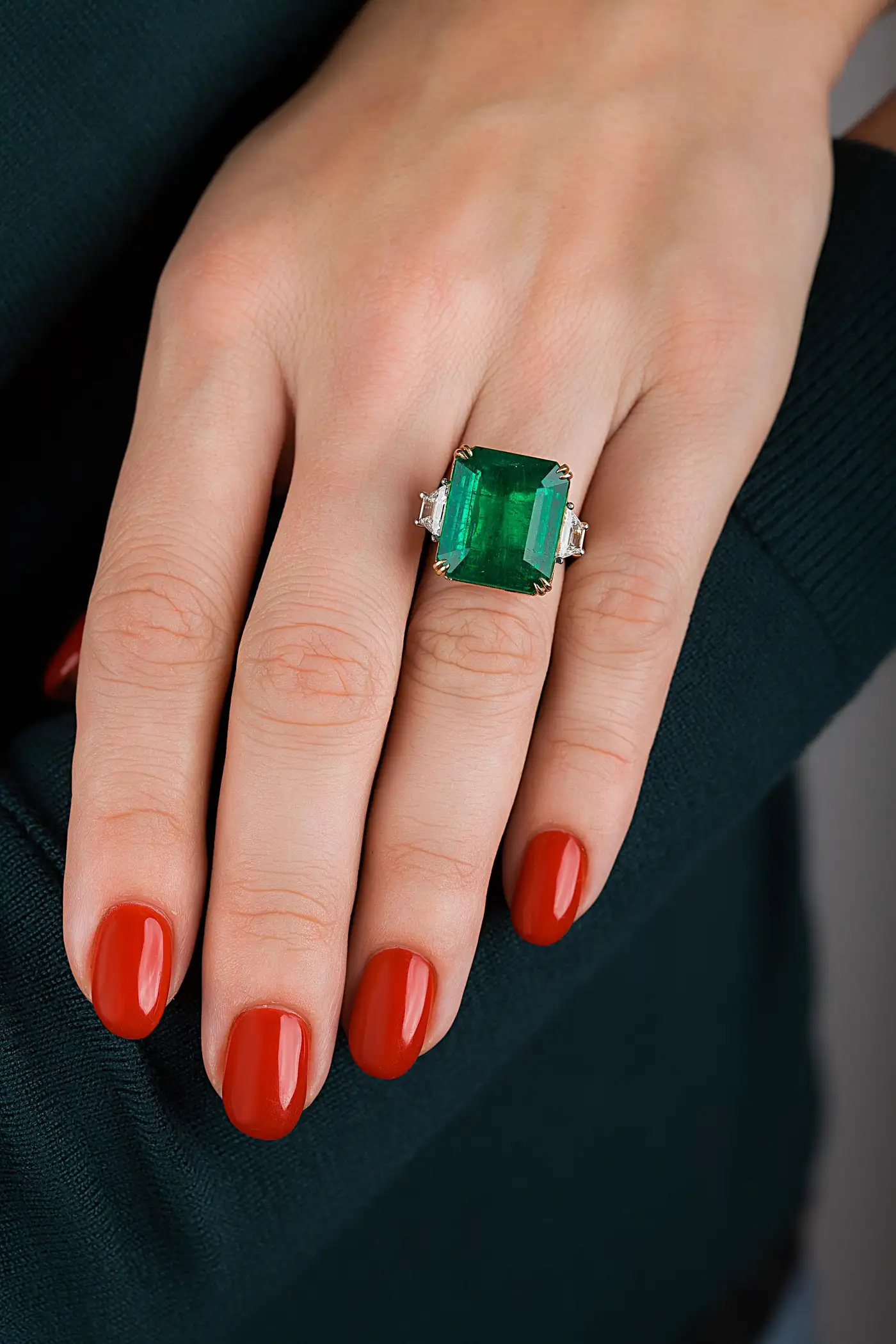 Emilio-Jewellery-Certified-Vivid-Green-17.08-Carat-Emerald-Diamond-Ring-2.webp
