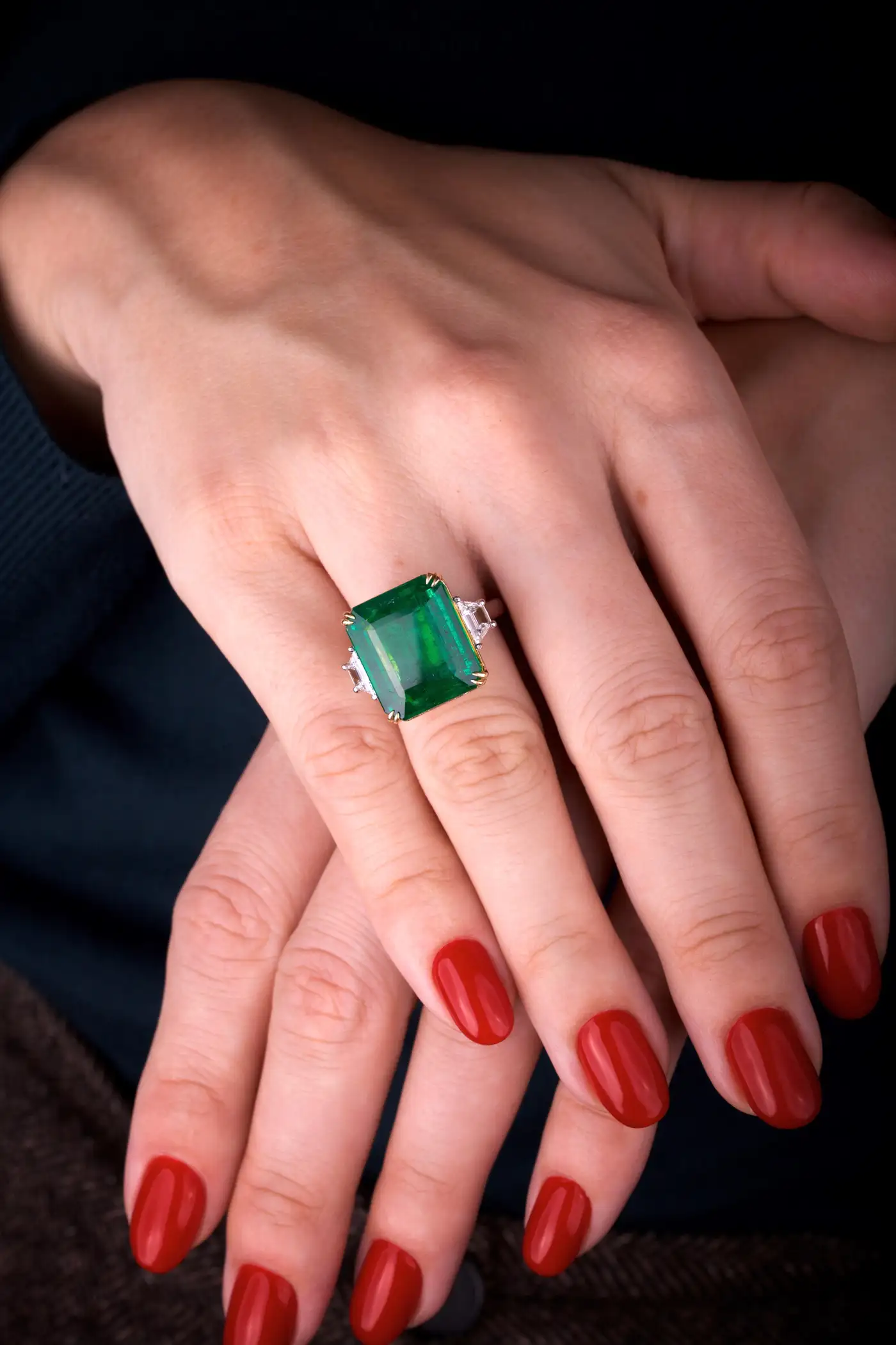 Emilio-Jewellery-Certified-Vivid-Green-17.08-Carat-Emerald-Diamond-Ring-4.webp