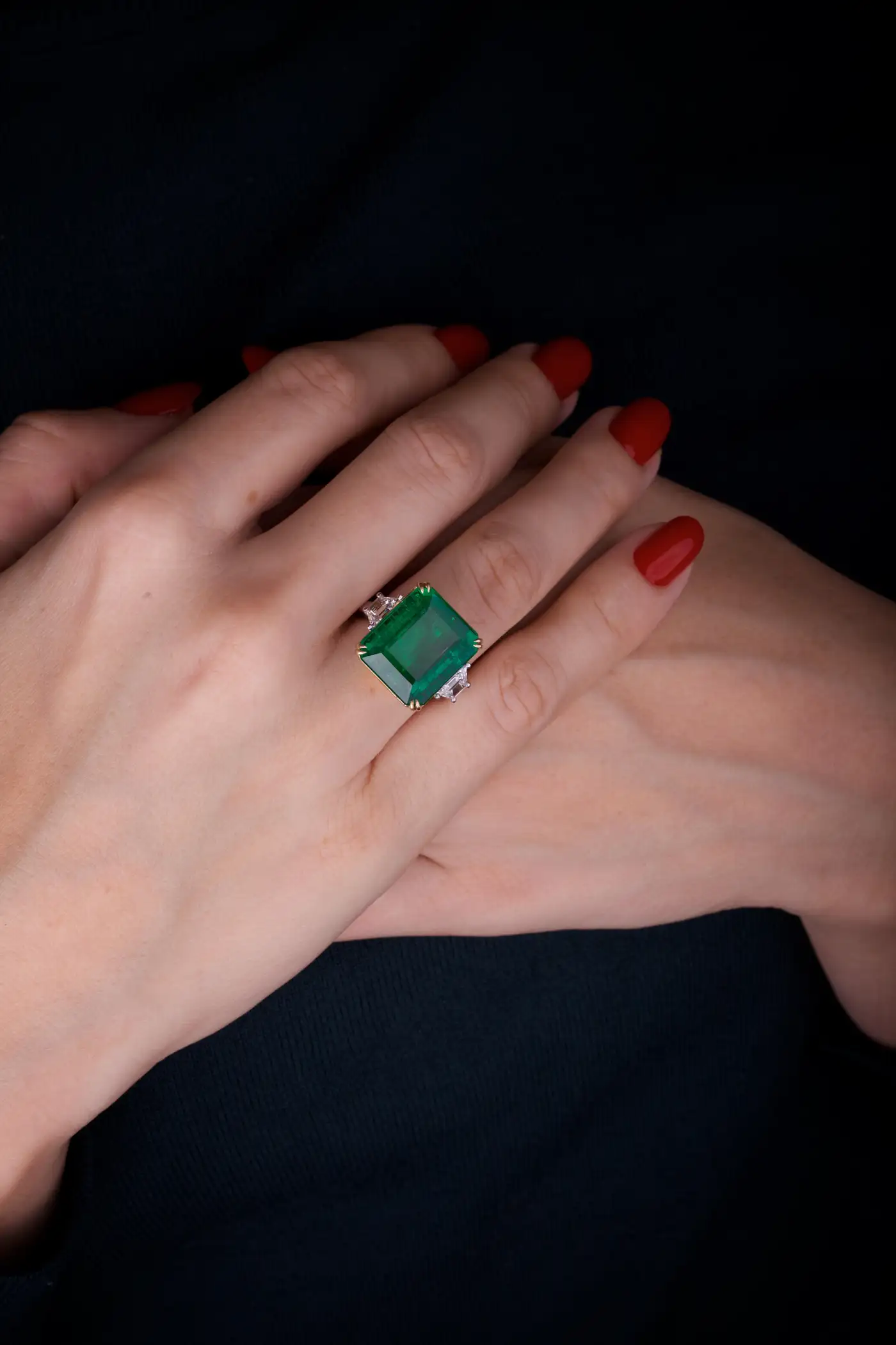 Emilio-Jewellery-Certified-Vivid-Green-17.08-Carat-Emerald-Diamond-Ring-5.webp