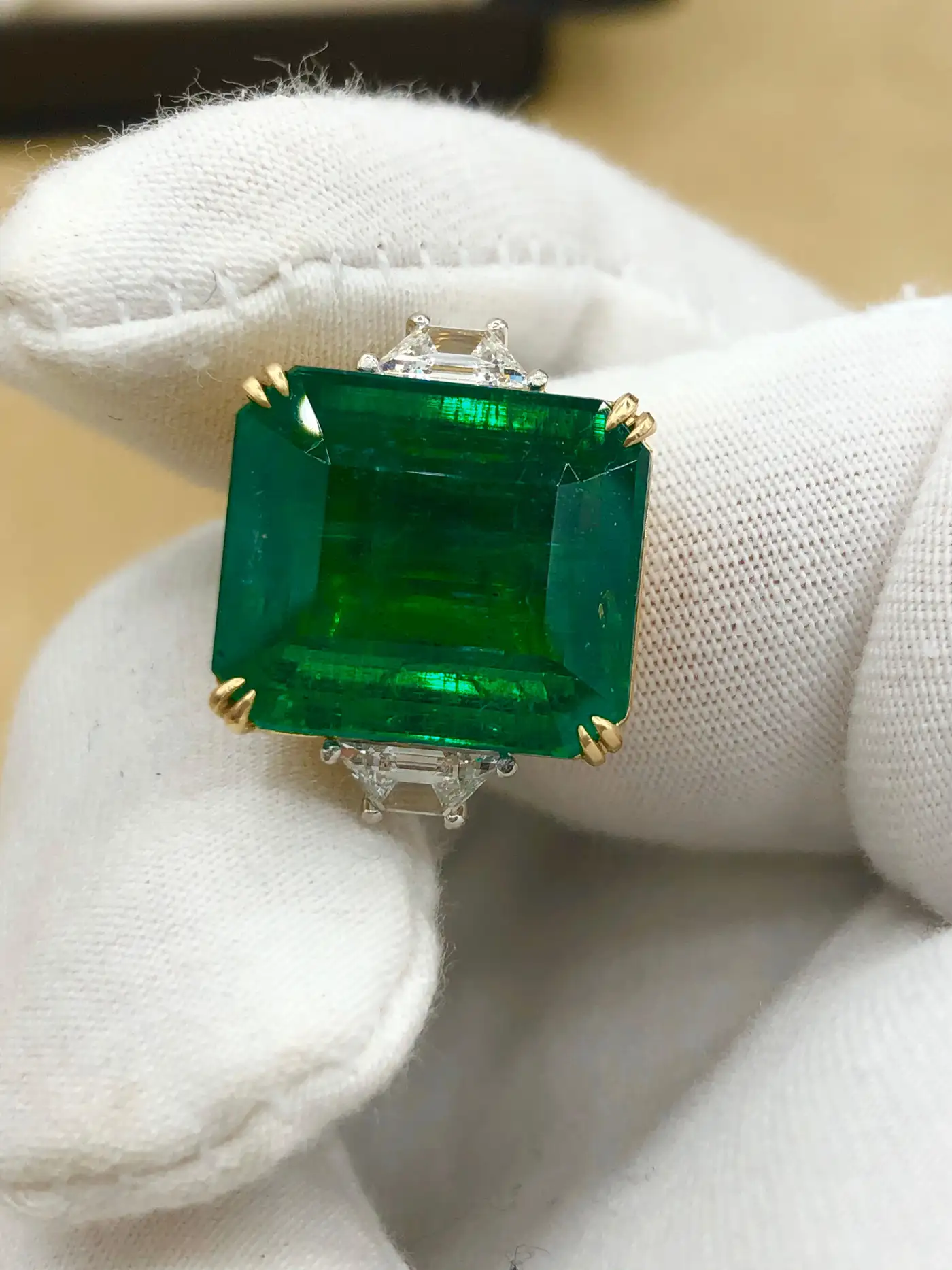 Emilio-Jewellery-Certified-Vivid-Green-17.08-Carat-Emerald-Diamond-Ring-6.webp