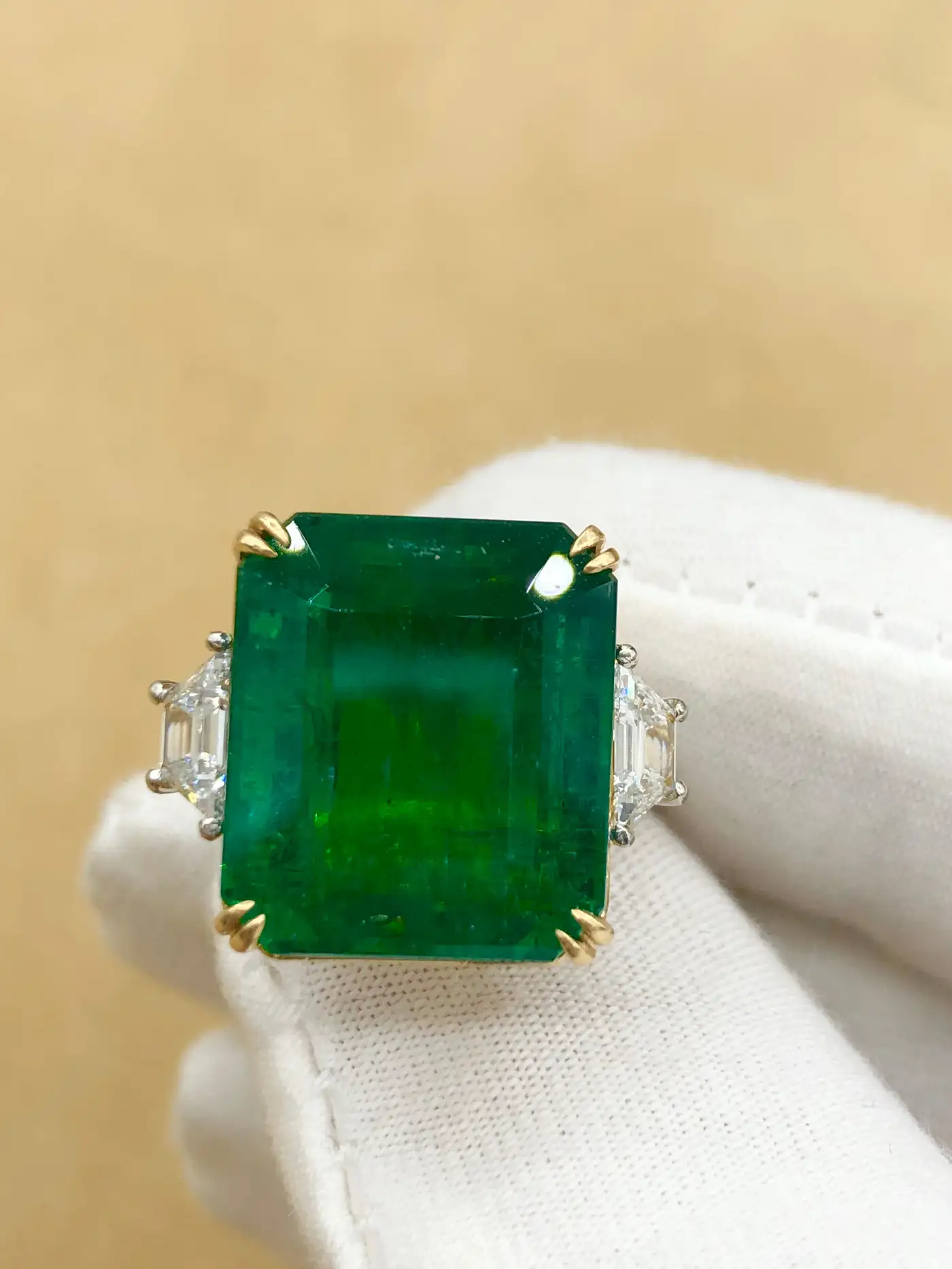 Emilio-Jewellery-Certified-Vivid-Green-17.08-Carat-Emerald-Diamond-Ring-7.webp
