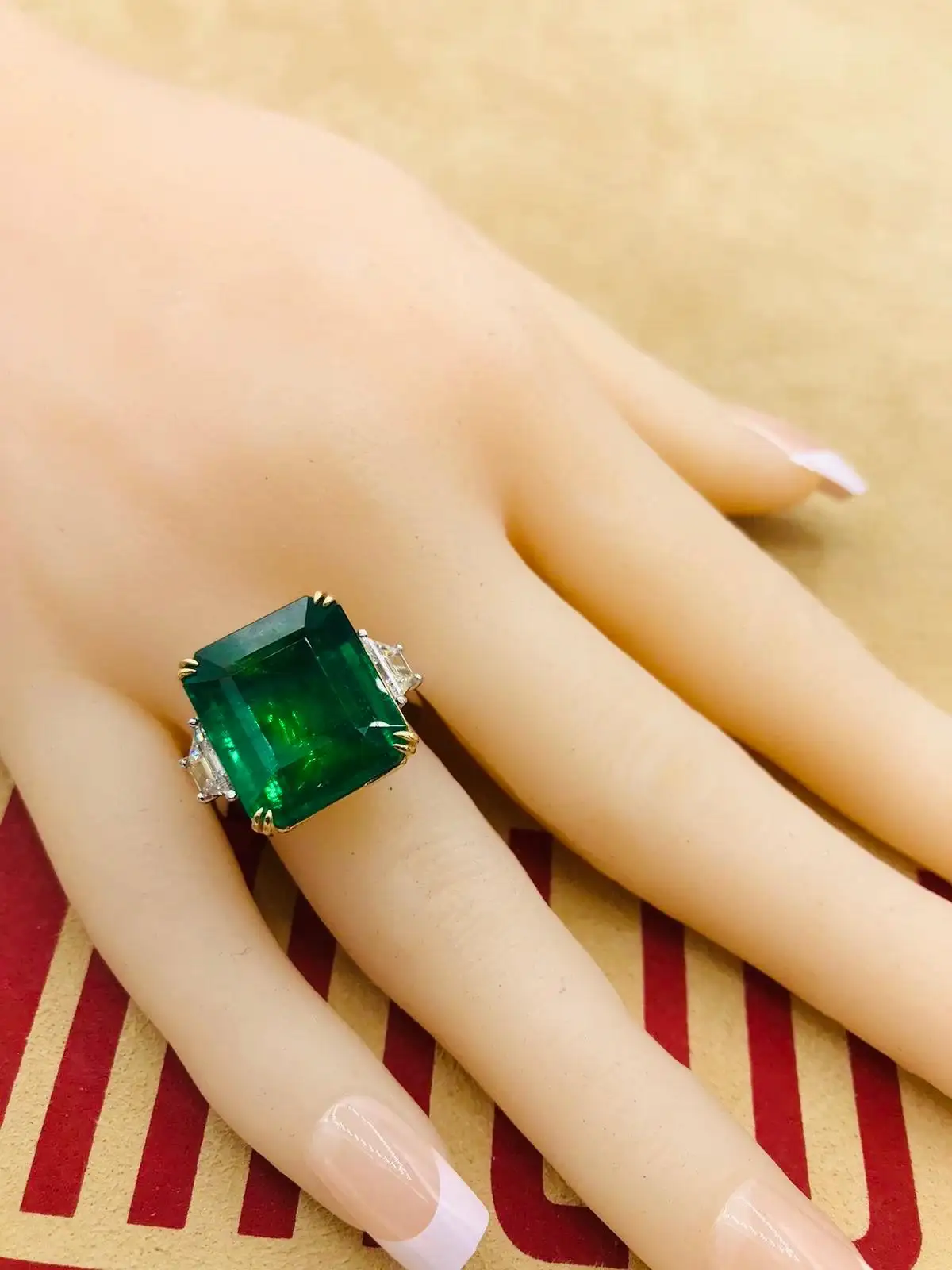 Emilio-Jewellery-Certified-Vivid-Green-17.08-Carat-Emerald-Diamond-Ring-8.webp