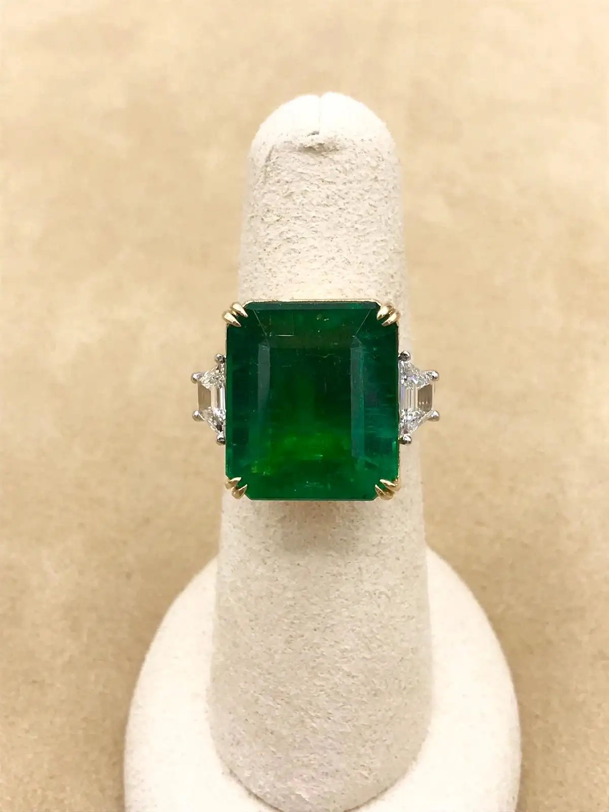 Emilio-Jewellery-Certified-Vivid-Green-17.08-Carat-Emerald-Diamond-Ring-9.webp
