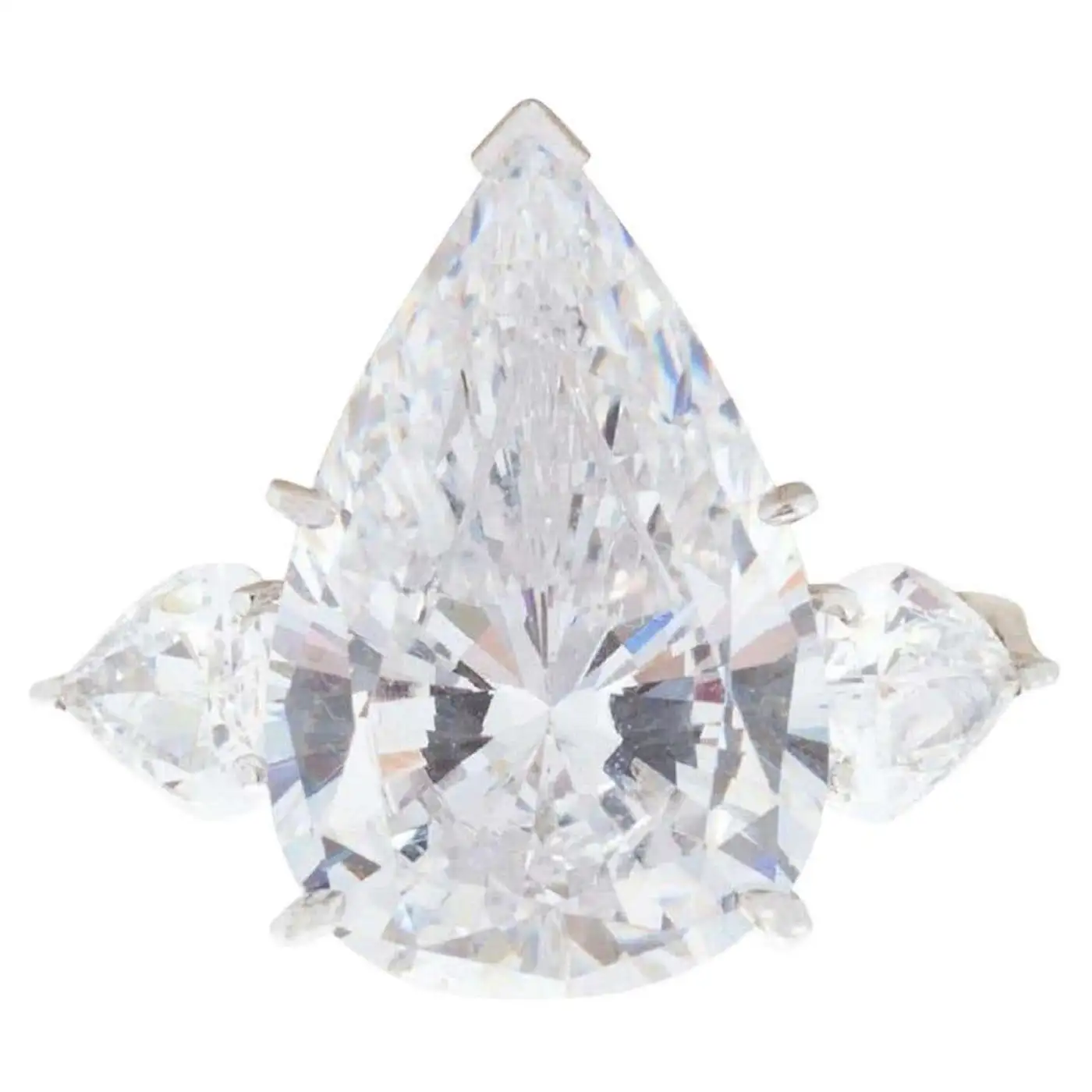Exceptional-Flawless-GIA-Certified-18-Carat-Pear-Cut-Diamond-Ring-3.webp