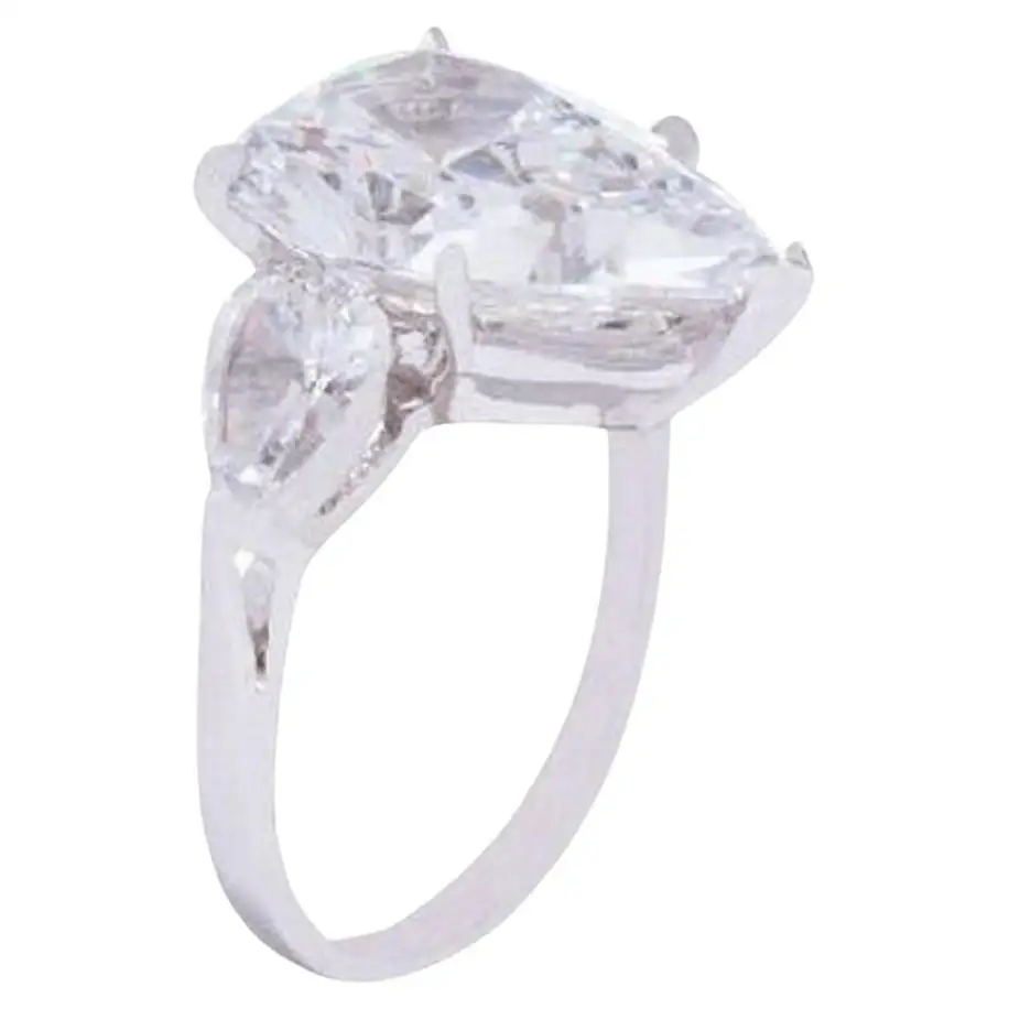 Exceptional-Flawless-GIA-Certified-18-Carat-Pear-Cut-Diamond-Ring-4.webp