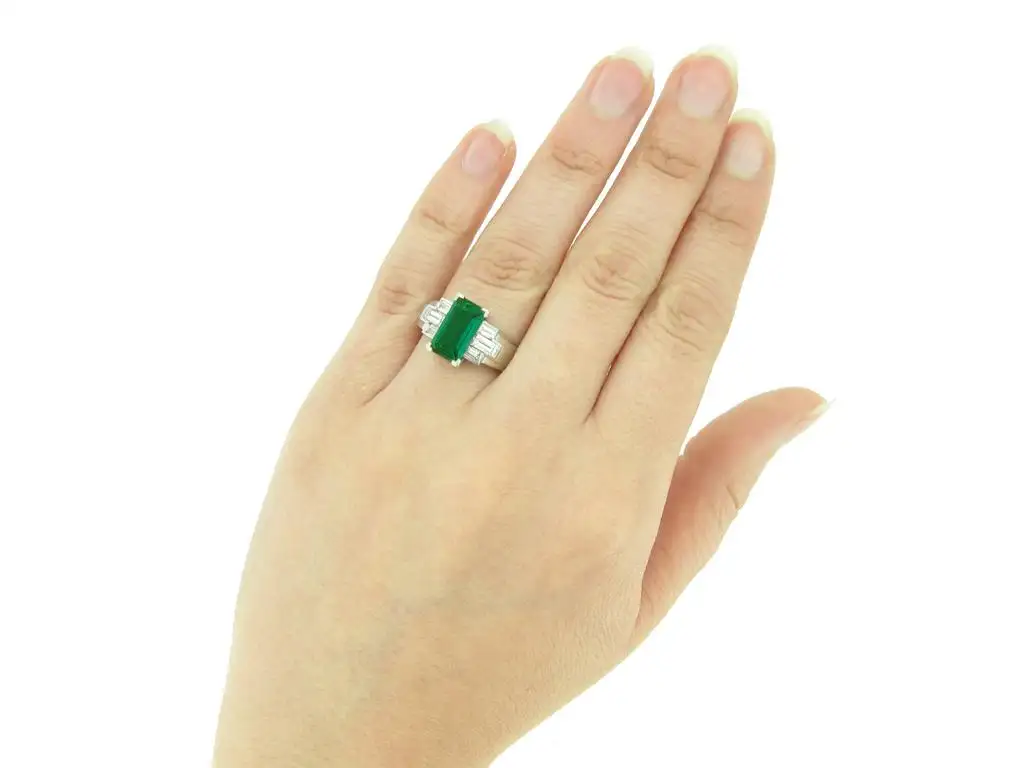 Gubelin-Colombian-Natural-Unenhanced-emerald-and-diamond-ring-circa-1943-3.webp