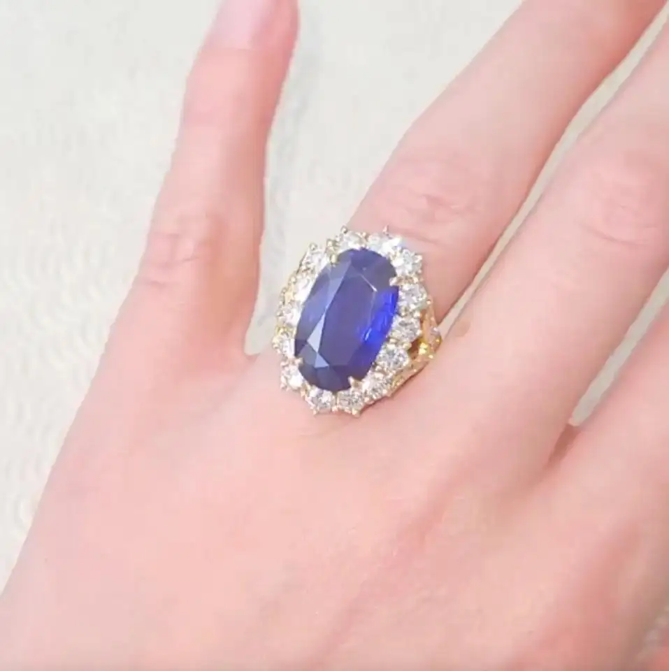 No-Enhancement-Burmese-12.01-carat-Sapphire-Diamond-Ring-Van-Cleef-Arpels-11.webp