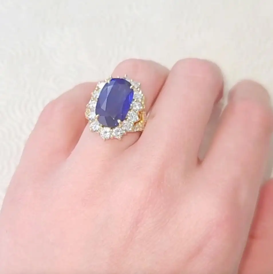 No-Enhancement-Burmese-12.01-carat-Sapphire-Diamond-Ring-Van-Cleef-Arpels-2.webp