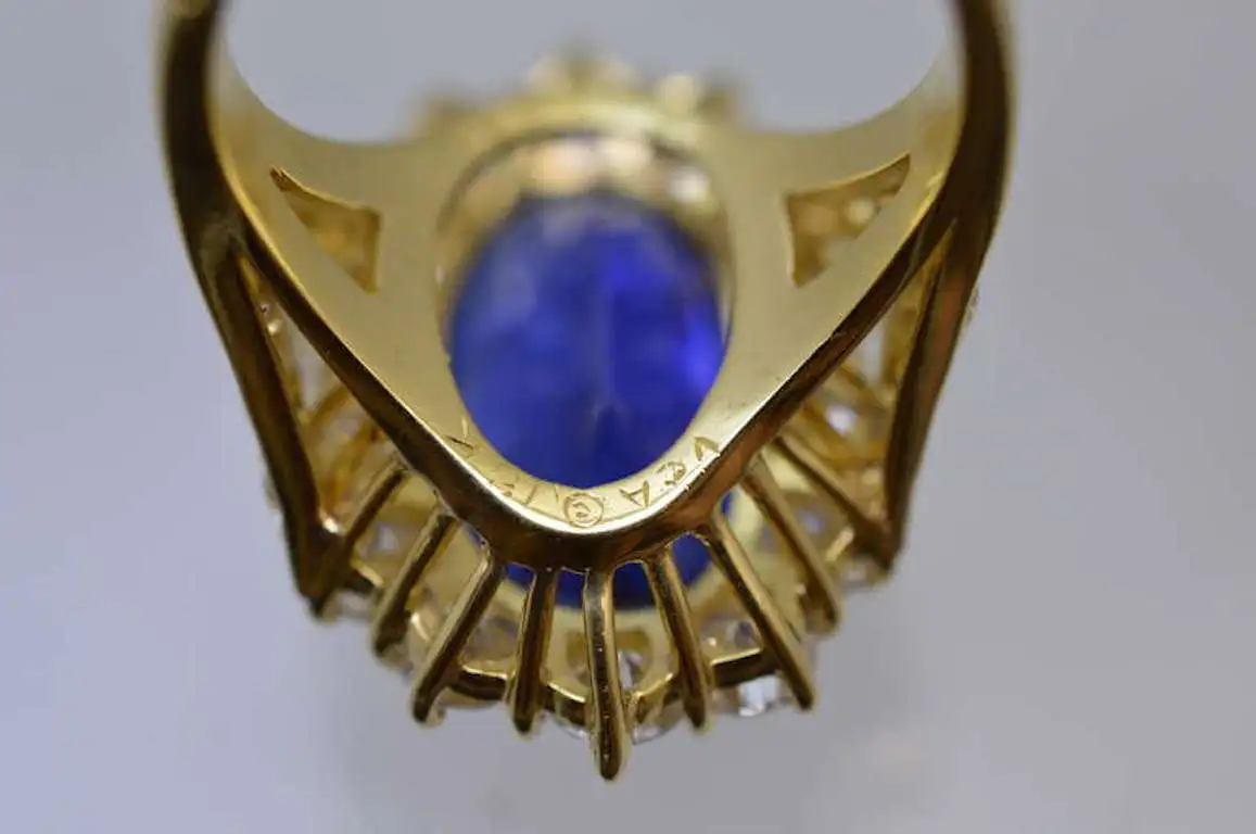 No-Enhancement-Burmese-12.01-carat-Sapphire-Diamond-Ring-Van-Cleef-Arpels-8.webp