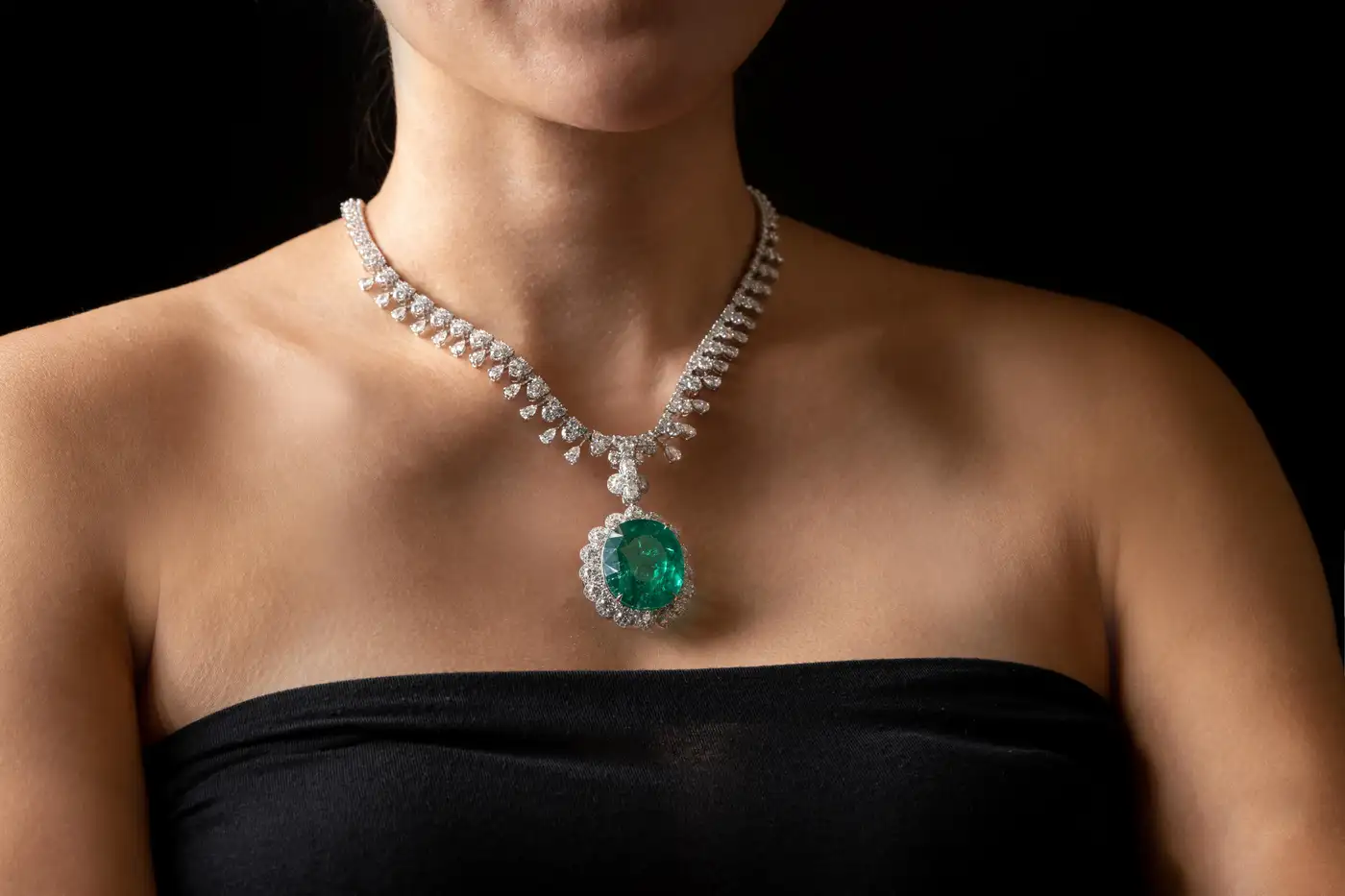 No-Oil-Colombian-69-Ct-Emerald-Platinum-Award-Oval-Luxury-Necklace-3.webp